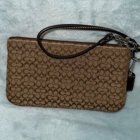 Coach Vintage SoHo Large Buckle Brown Wristlet w/ Mini Signature C’s. - Picture 2 of 12